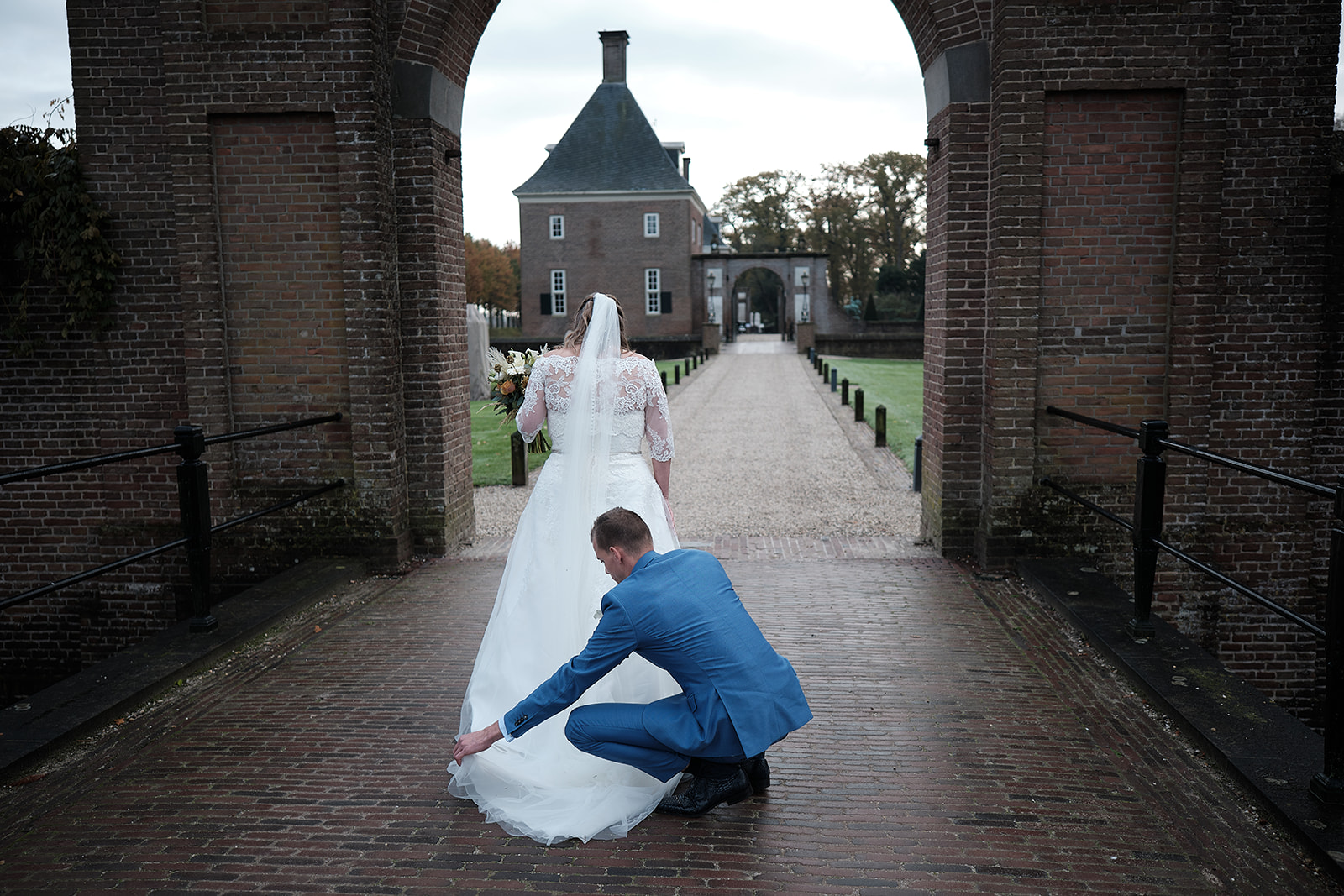 Wendy en Gerrold's onvergetelijke huwelijksdag: de betoverende bruidsfotografie van Stefan Segers bij Kasteel Buitenplaa