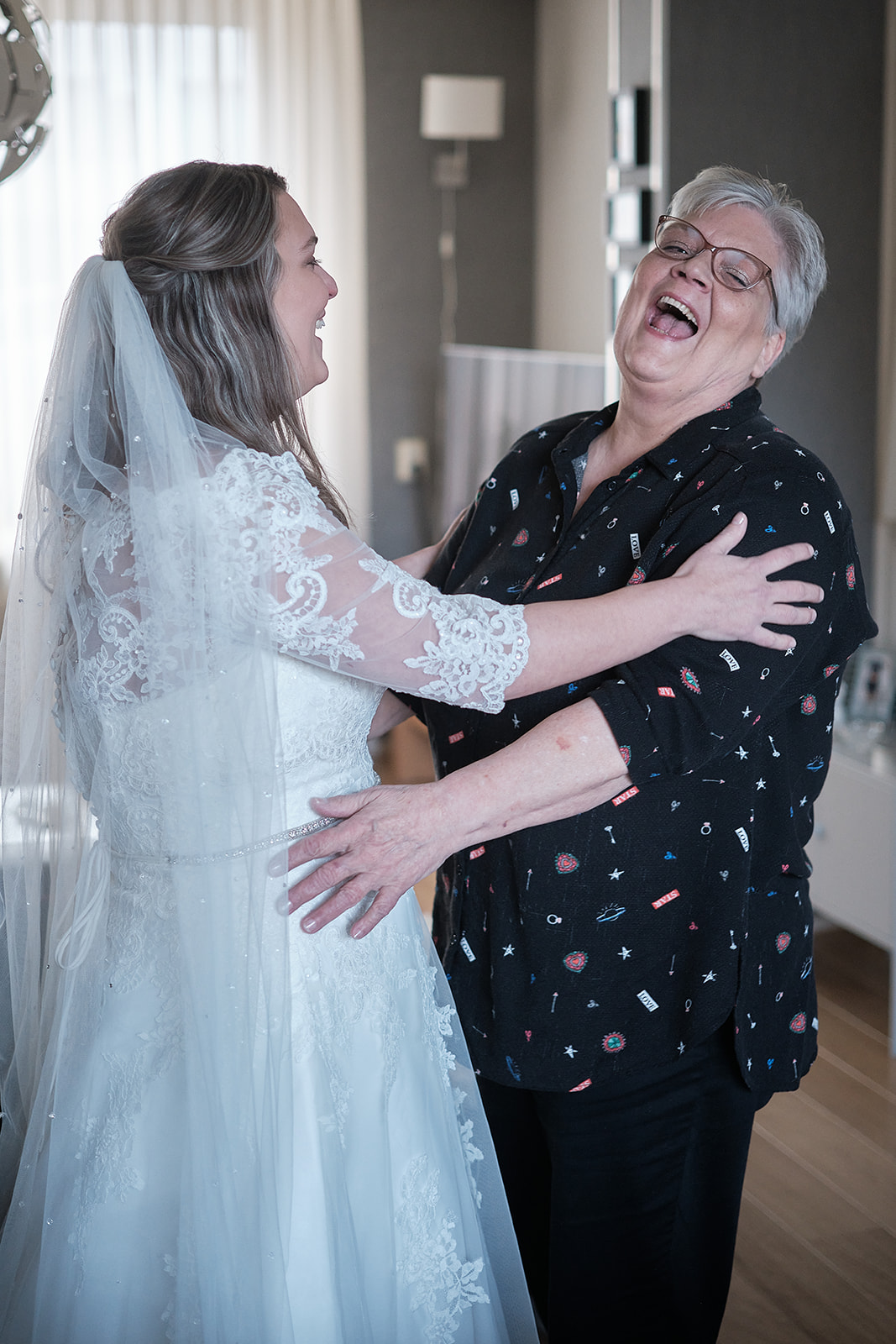 Wendy en Gerrold's romantische trouwshoot bij Kasteel Buitenplaats Amerongen, vastgelegd door Stefan Segers' bruidsfotog