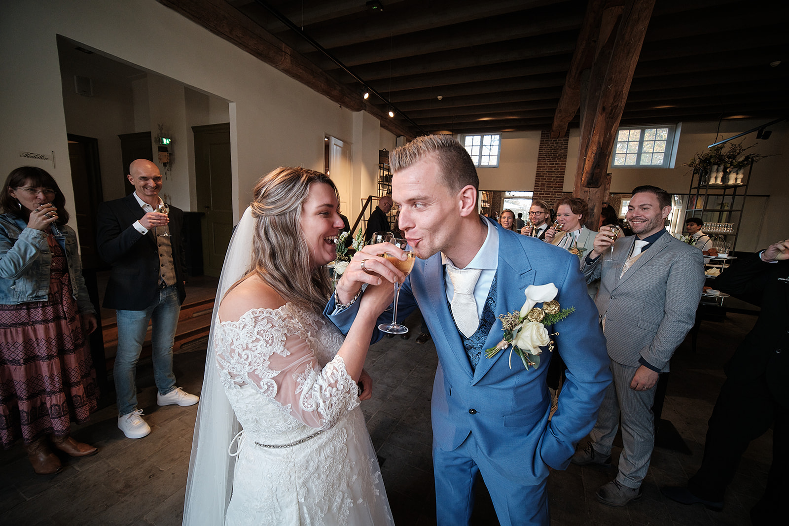 Wendy en Gerrold's romantische trouwshoot bij Kasteel Buitenplaats Amerongen, vastgelegd door Stefan Segers' bruidsfotog