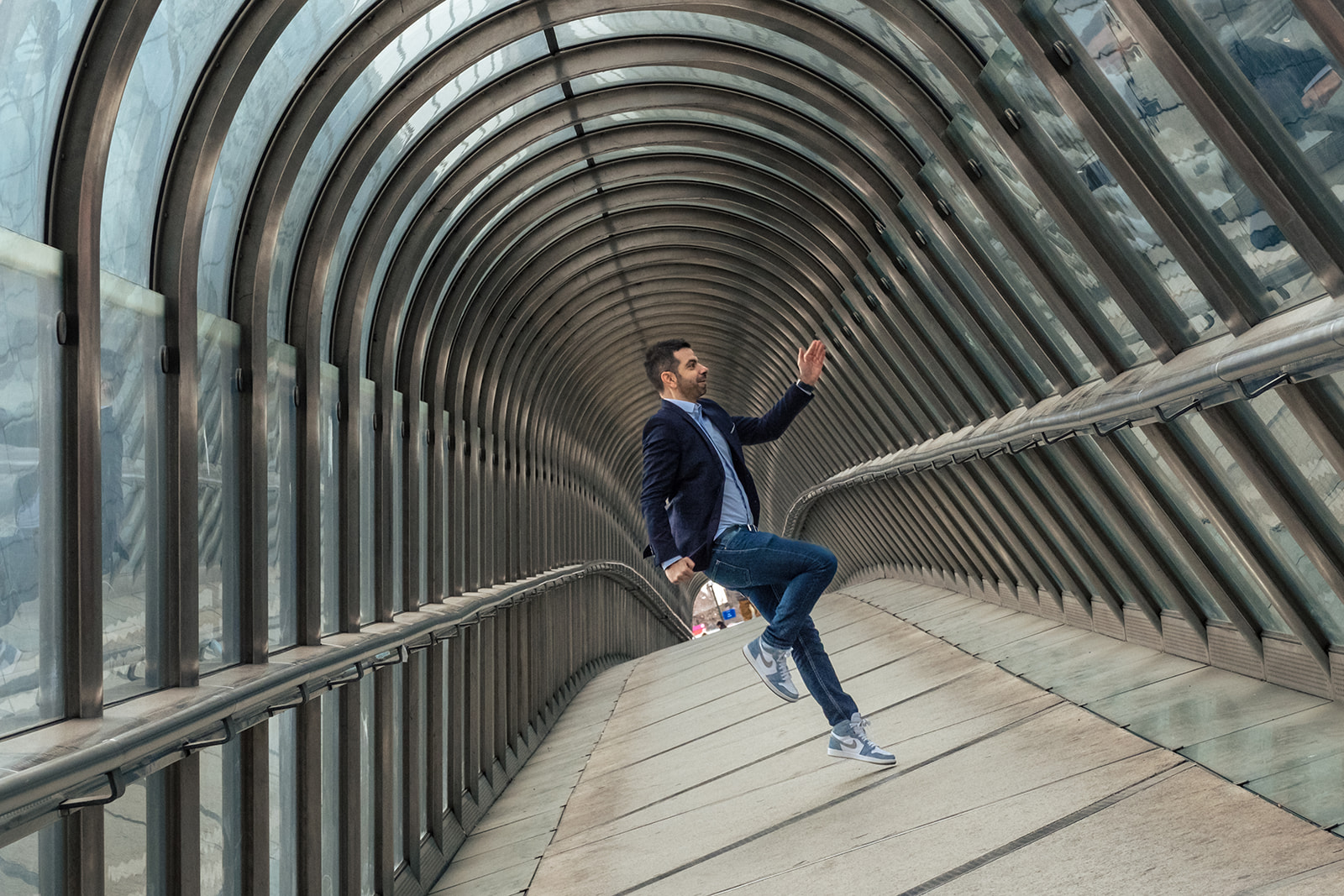 Portrait Jonathan Malka jump incliné, pont Japonais la Défense, Julien Pasternak photographe