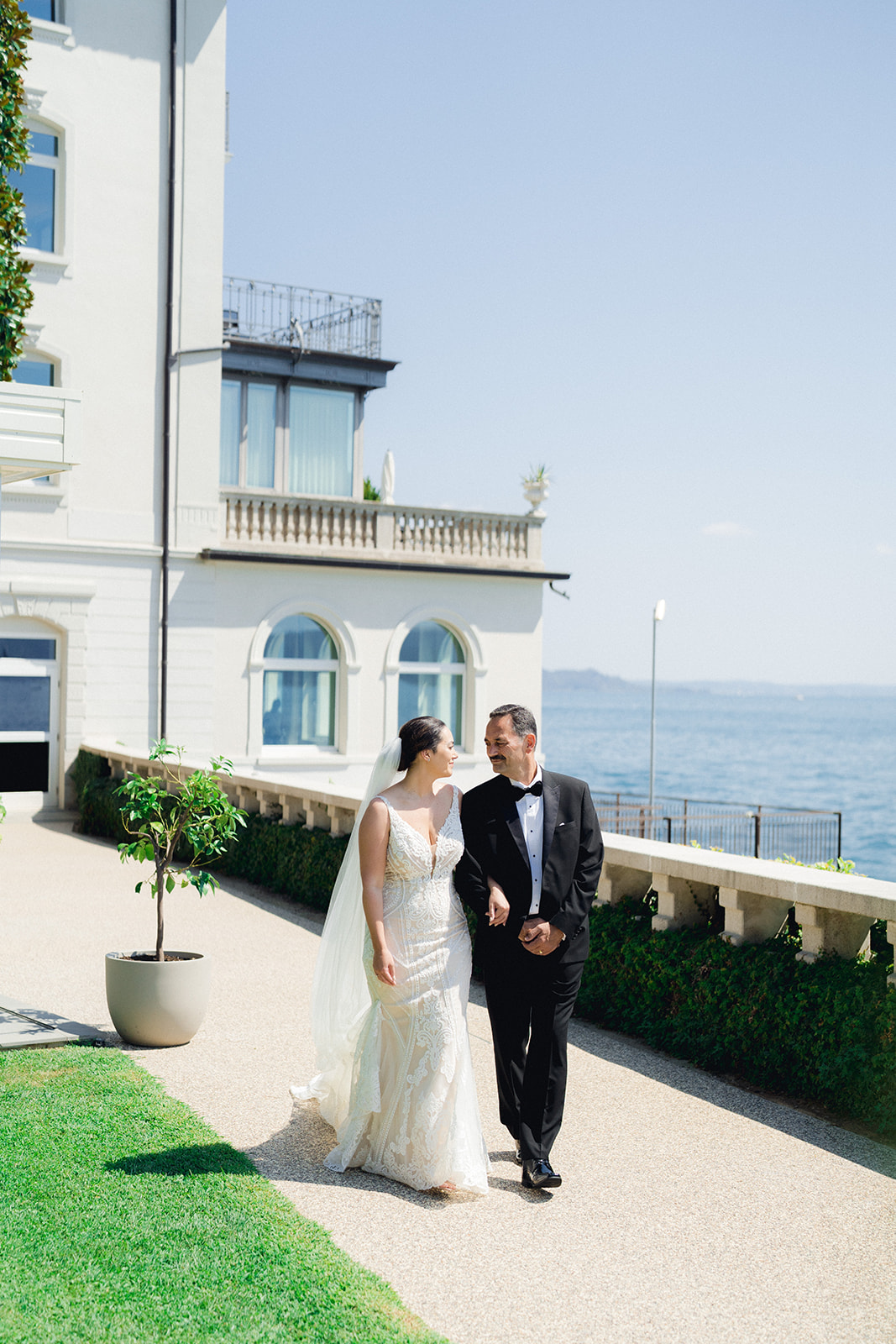 The bride and her father leave Hotel Bellariva to reach the wedding ceremony at Isola del Garda