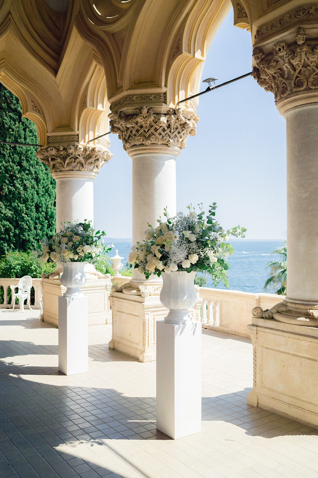 A glimpse of the columns of Isola del Garda and the wedding floral arrangements with a view on Lake Garda