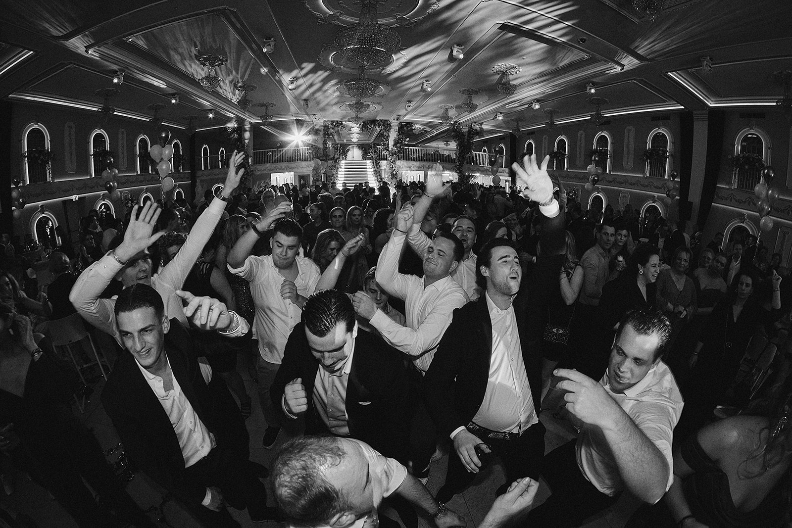 Stefan Segers' bruidsfotografie: adembenemend trouwfeest Sascha en Toon in het Paleis - Schiedam