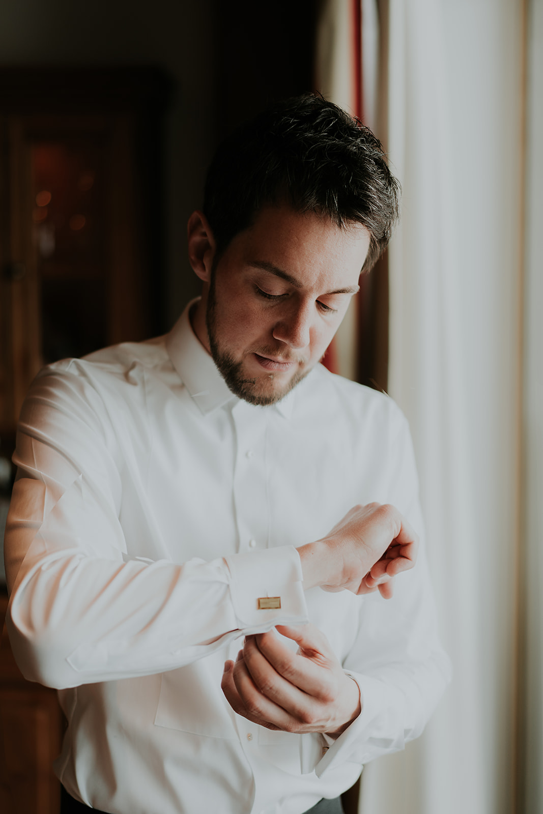 A groom getting ready in the Interalpen Hotel in the Tyrol