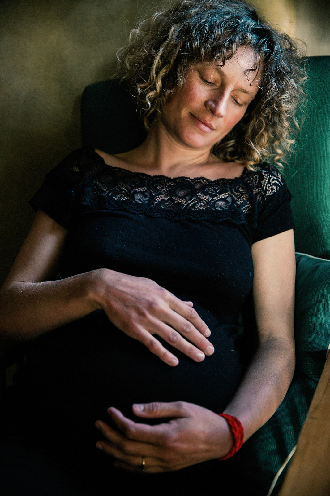 Natural photos of a pregnancy photo shoot photographed near Cardedeu in Barcelona