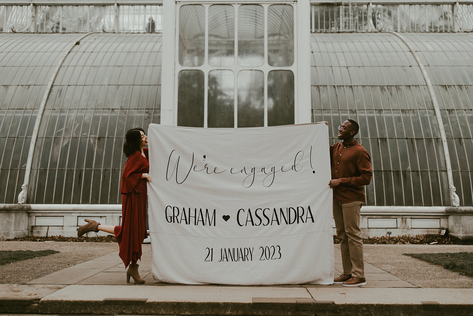 couple celebrate their engagement with a photoshoot at kew gardens