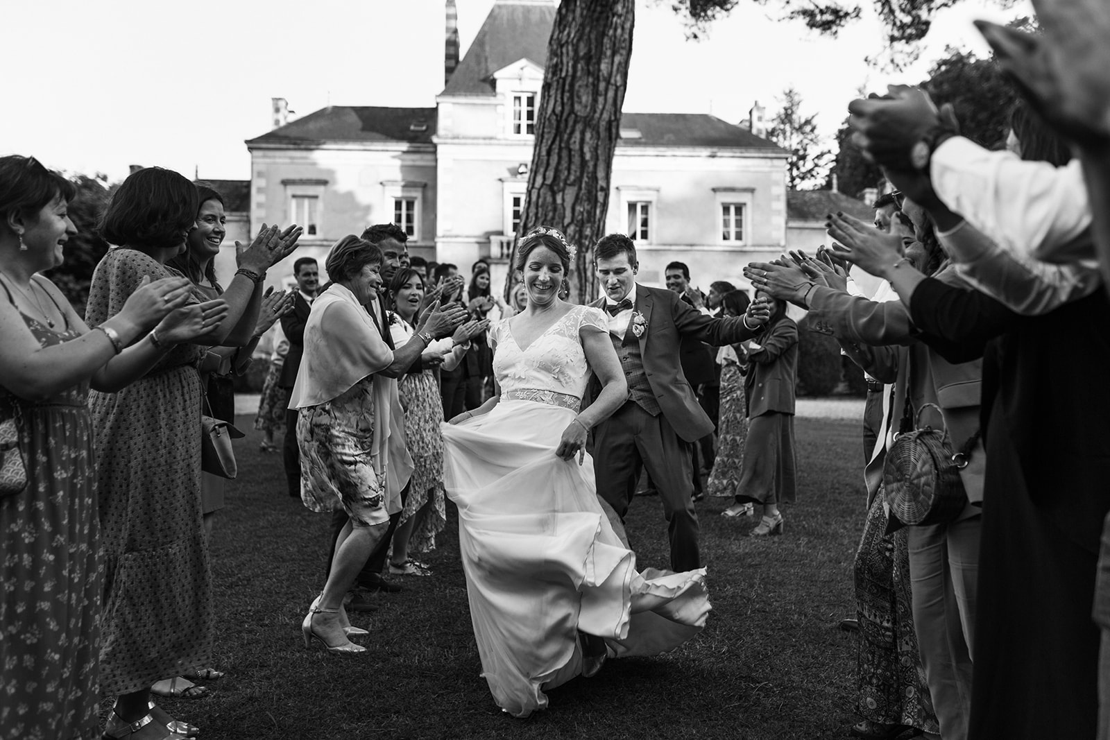 Mariée qui danse dans le jardin de la pigossière à Pont-Saint-Martin