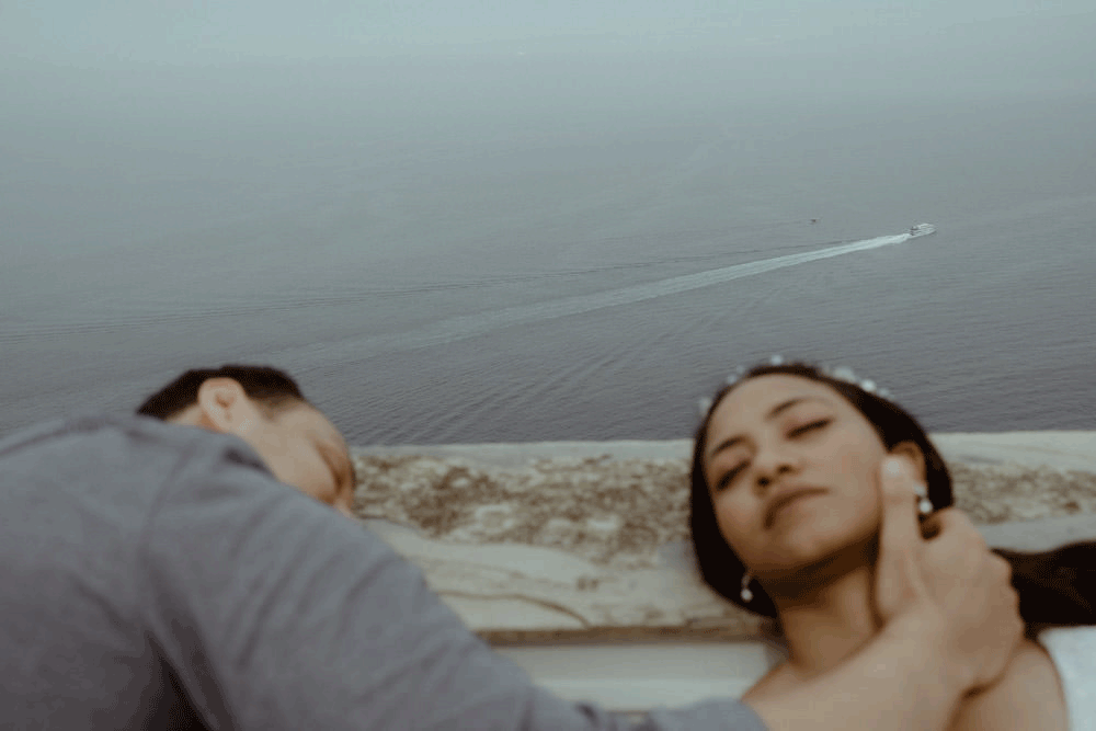 Bräutigam streichelt Gesicht bei einem Fotoshooting bei ihrer Elopement Hochzeit auf der wunderschönen Insel Capri