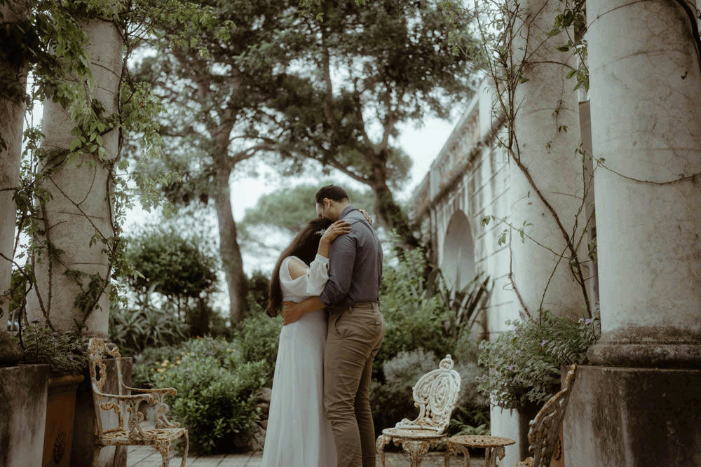 Hochzeitspaar tanzt bei ihrer Elopement Hochzeit im wunderschönen Park bei der Villa Lysis auf der Insel Capr