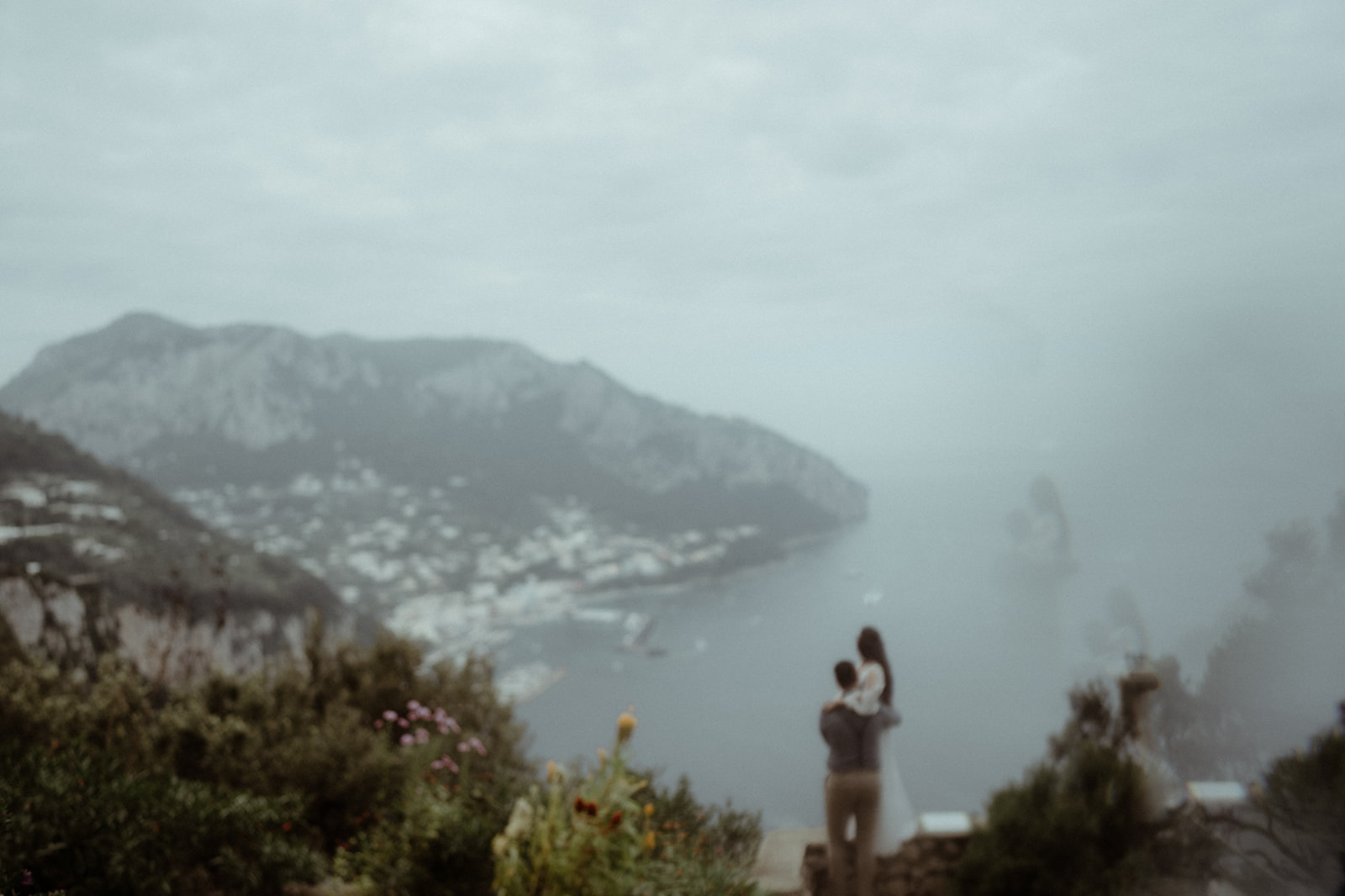 Paarfotos bei einer Hochzeit auf der Insel Capri und dem Meer im Hintergrund