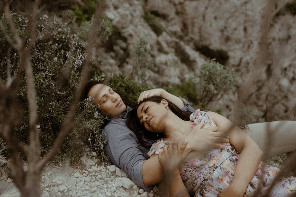 Wunderbares Paar liegend bei einer Bucht im Rahmen eines Foto Shootings auf der Insel Capri in Italien