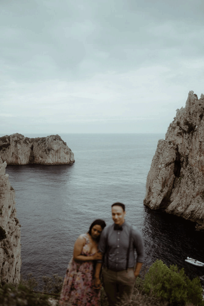 Wunderbares Paar steht bei einer Bucht im Rahmen eines Foto Shootings auf der Insel Capri in Italien