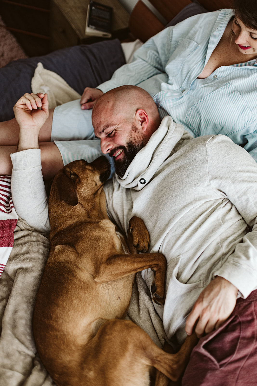 homme allongé sur le lit avec son chien