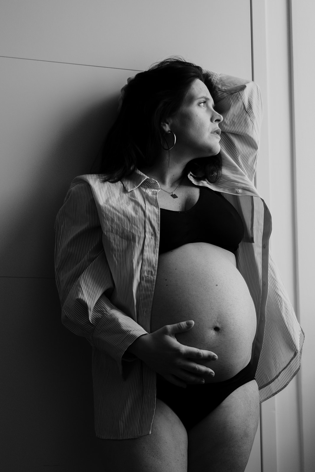 Souvenirs de grossesse, photo artistique en noir et blanc par Castille ALMA photographe à Lyon.