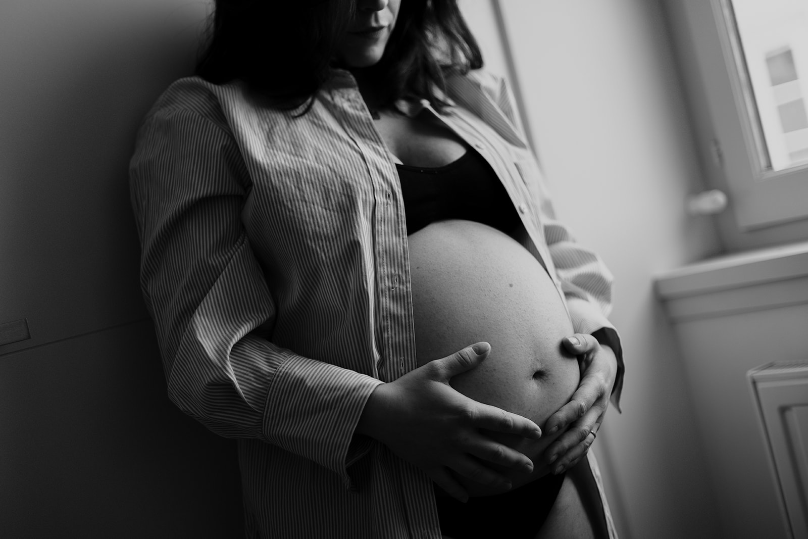 Souvenirs de grossesse, photo artistique en noir et blanc par Castille ALMA photographe à Lyon.