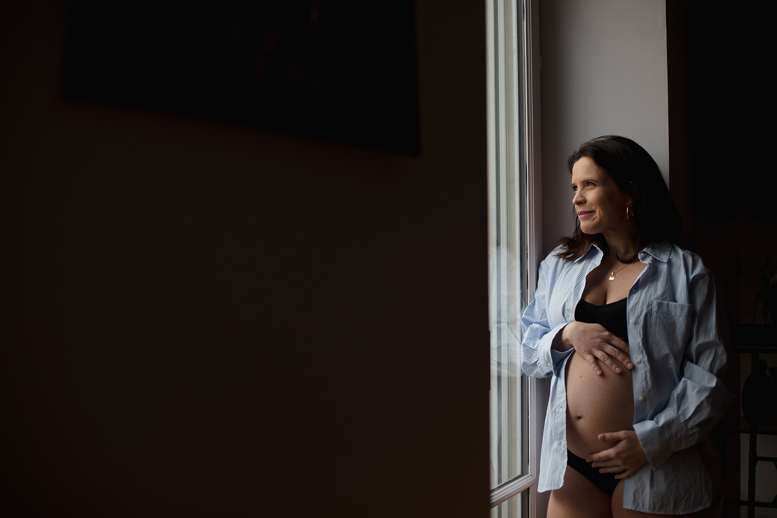 Séance photo d'une femme enceinte dans son domicile à Lyon, en lingerie.