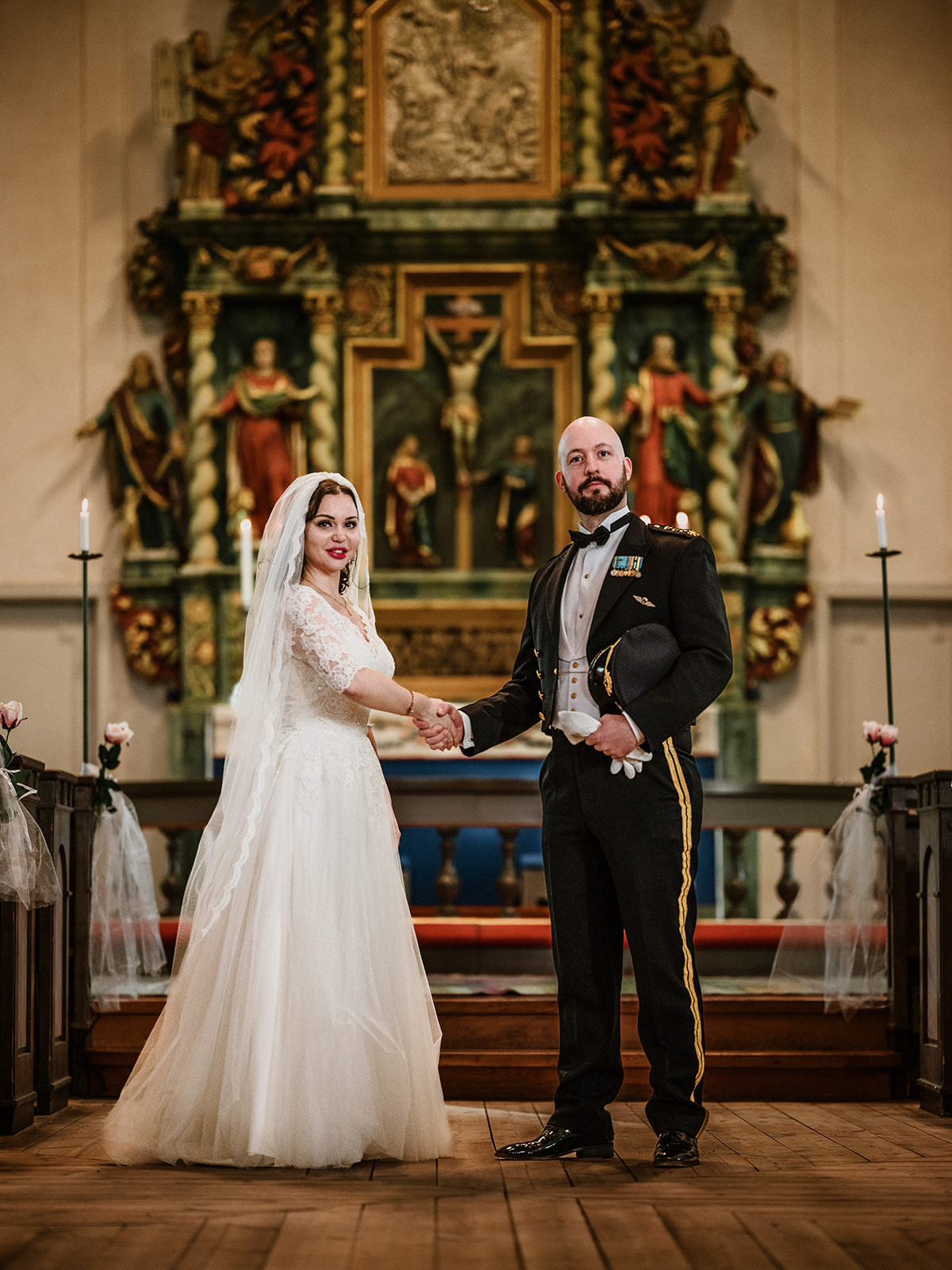 Brudpar skakar hand framför altaret i Eksjö kyrka