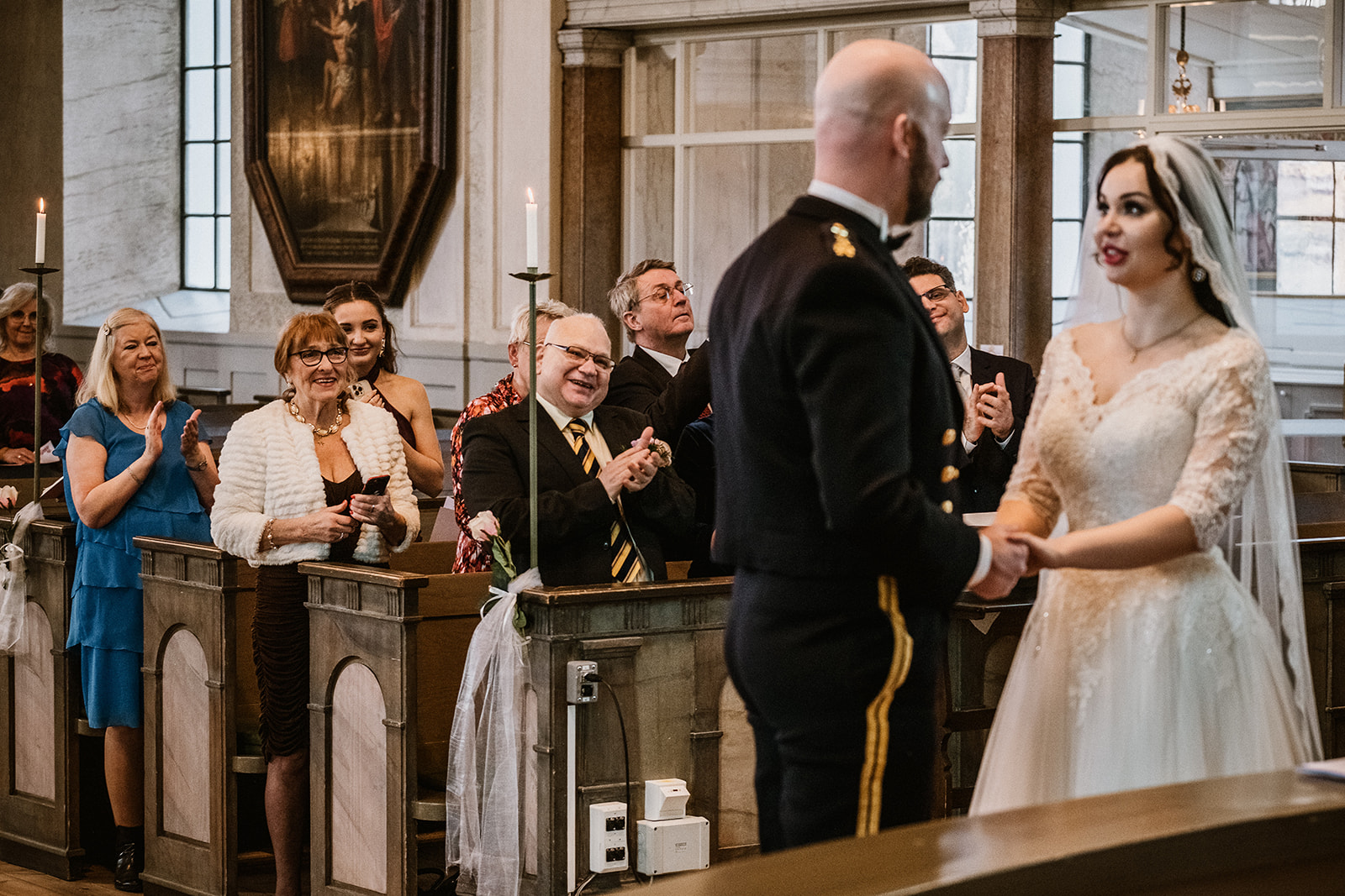 Vigsel i Eksjö kyrka med glada bröllopsgäster