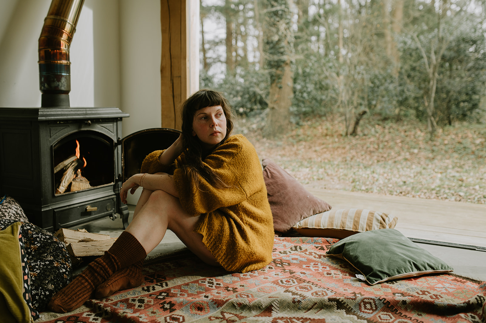 Boudoirshoot, relaxed boudoir fotografie. Vrouwelijke empowermentsessie in een boshuisje. Door Eva Krebbers van Tumblewe