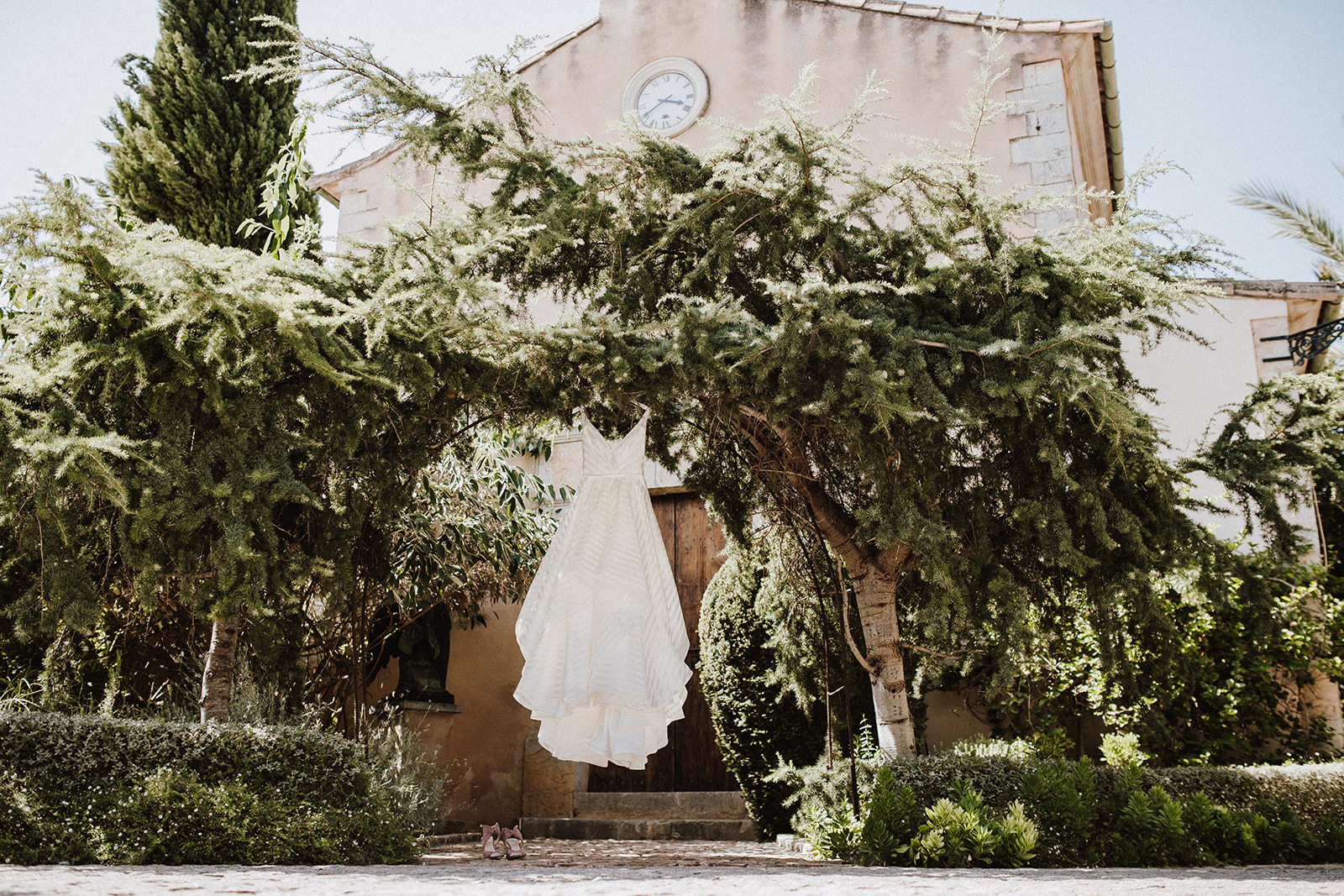 vestido de novia colgado delante la iglesia de binigual
