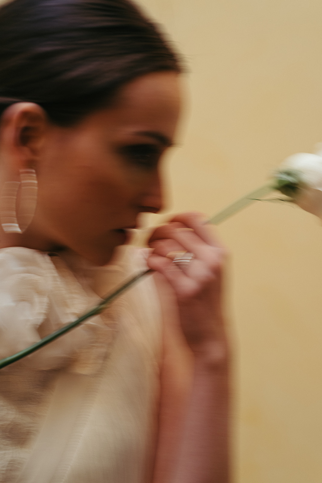Novia sujetando una flor en Zaragoza casino mercantil