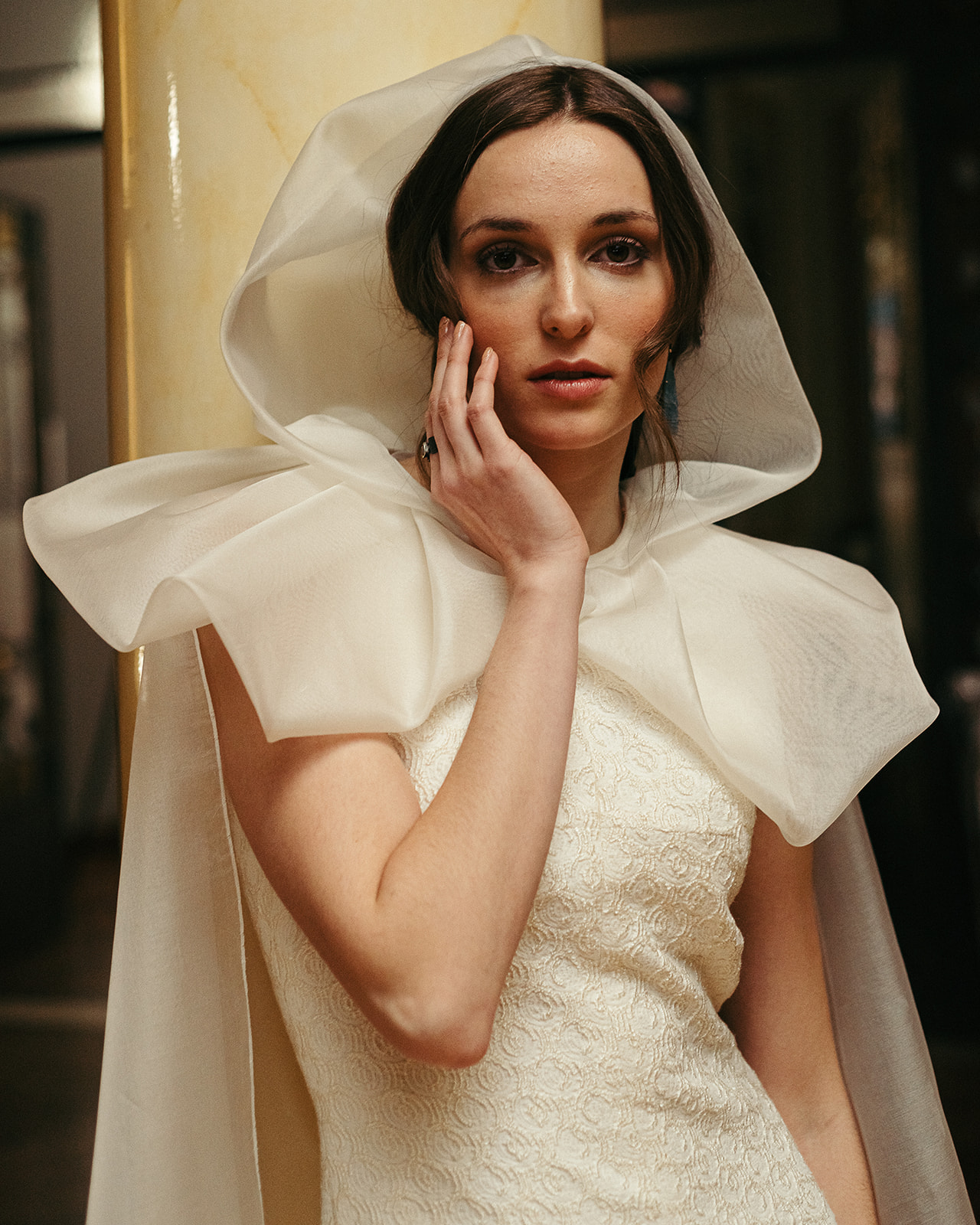 Retrato de vestido de novia editorial hecha en Zaragoza en el casino mercantil