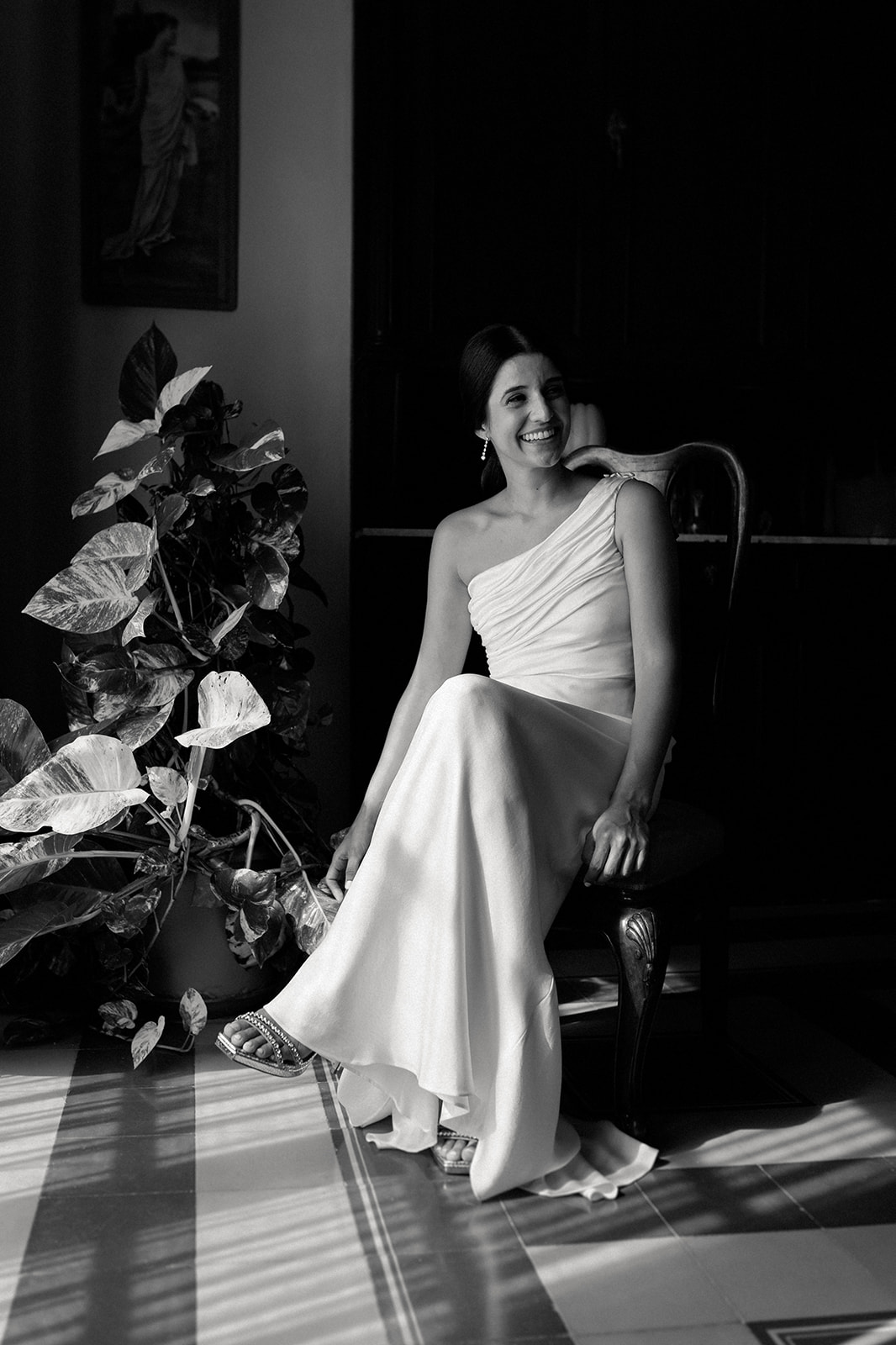 novia posando el dia de su boda en blanco y negro