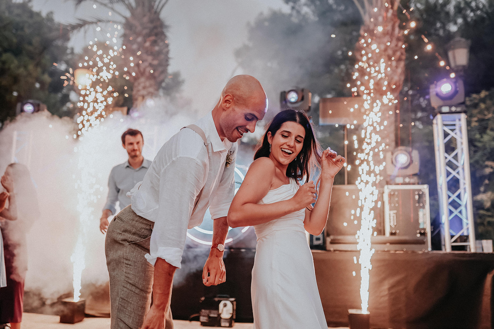 novios bailando frente al dj de su boda con una bonita iluminacion