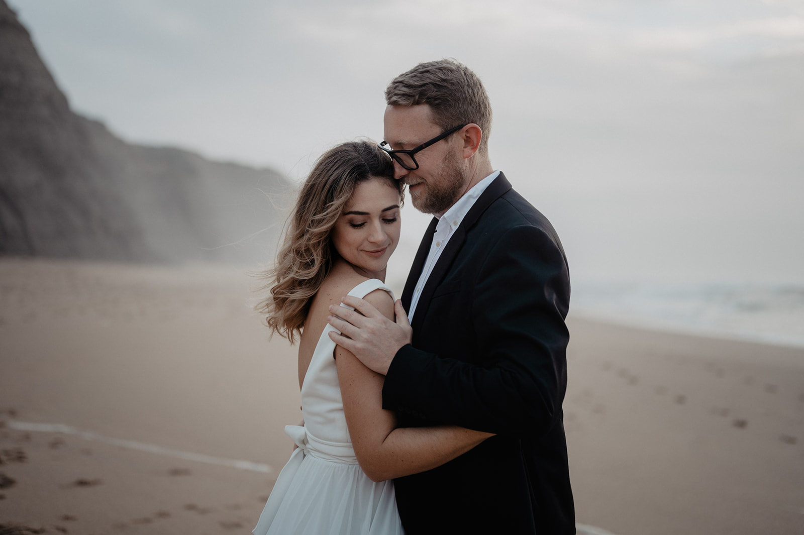 Brautpaar am Strand von Portugal