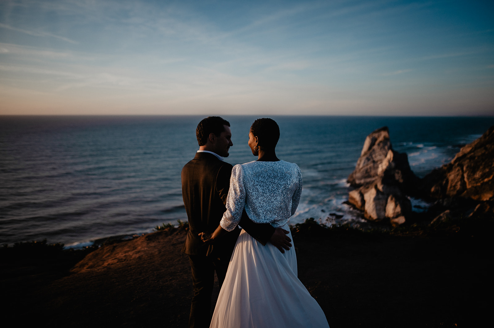 Romantische Stimmung Hochzeitspaar mit Blick auf das weite Meer.