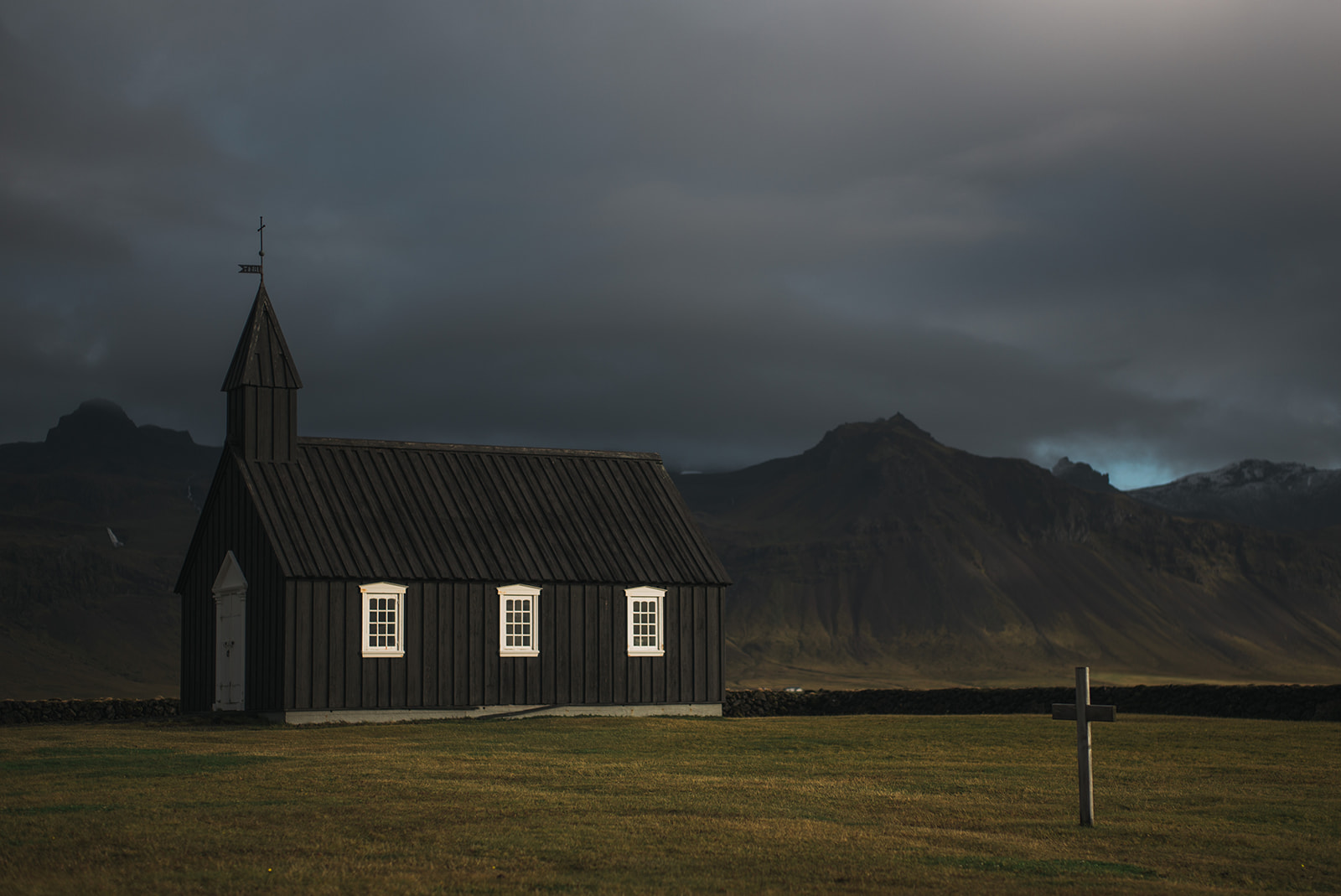 Hótel Búðir black church