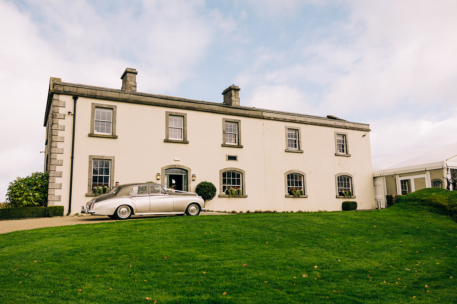 Rolls-Royce wedding car arrives at Clonabreany house