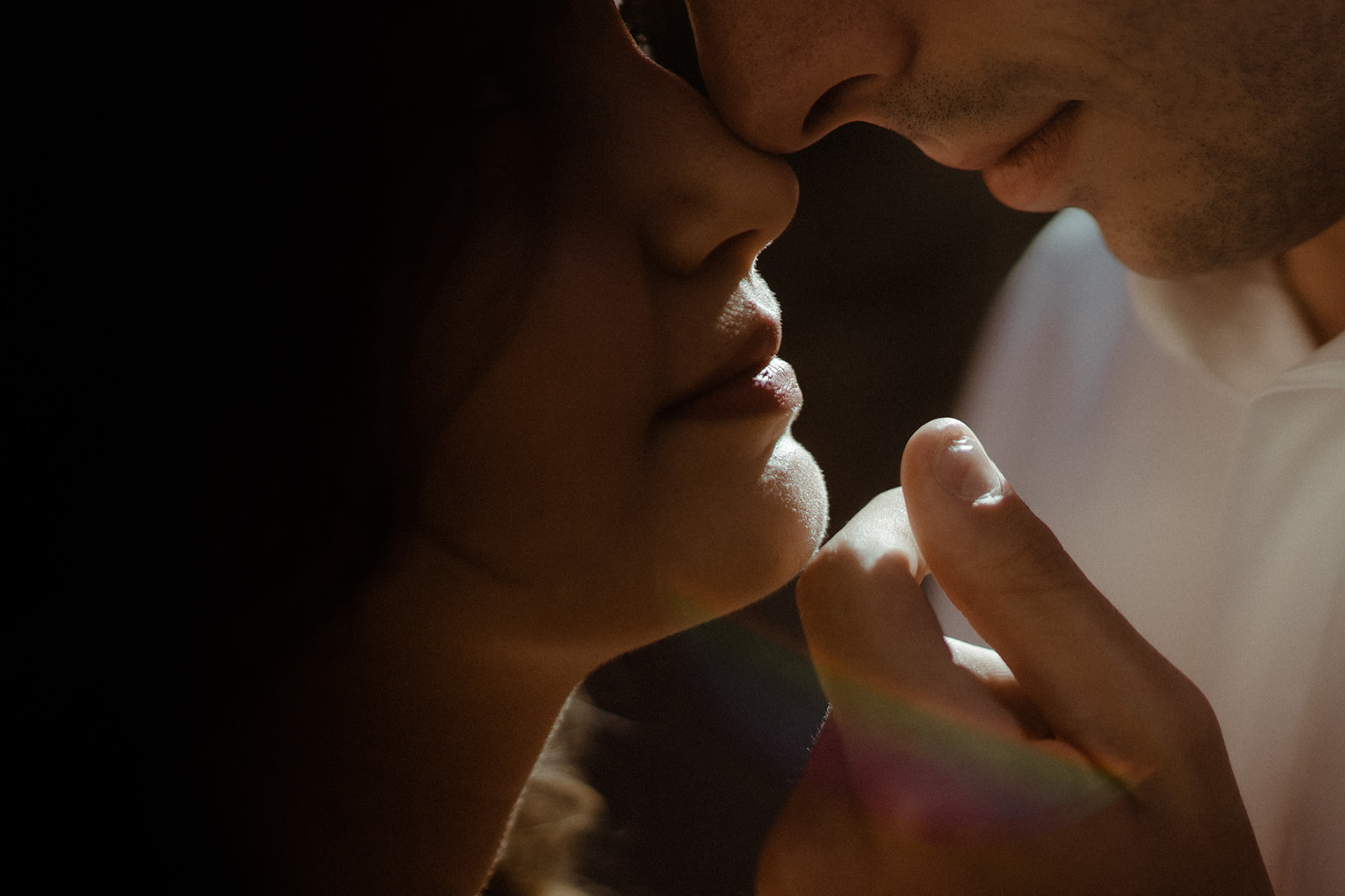 Frau und Mann küssen sich bei einer Fotosession in Pienza in der Toskana in Italien