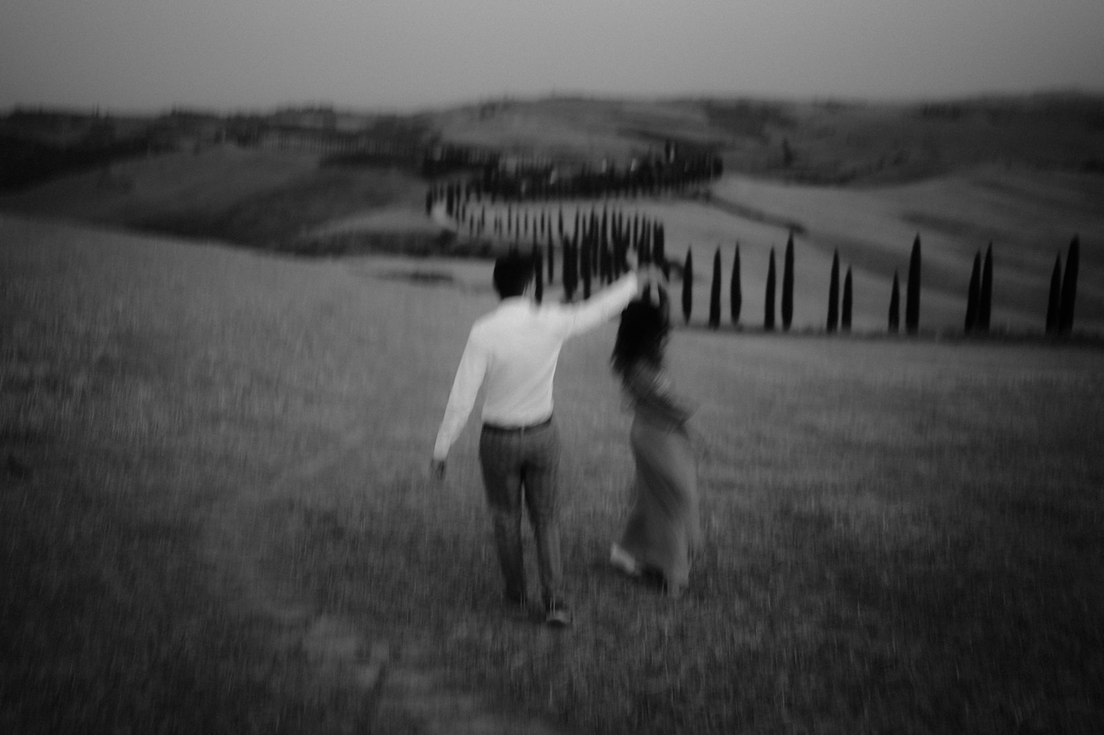 Paar tanzt vor dem agriturismo baccoleno bei einem Fotoshooting in der Toskana Nähe Val D'Orcia