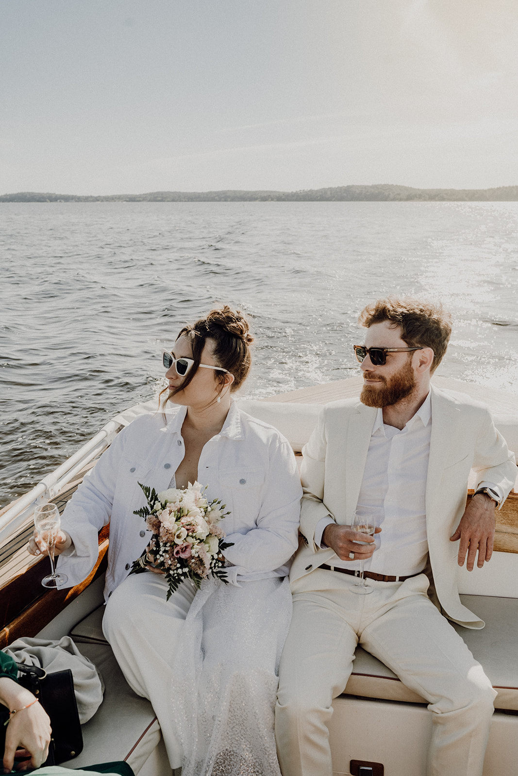 Couple marié civilement dans un bateau à sur le lac de Lacanau.