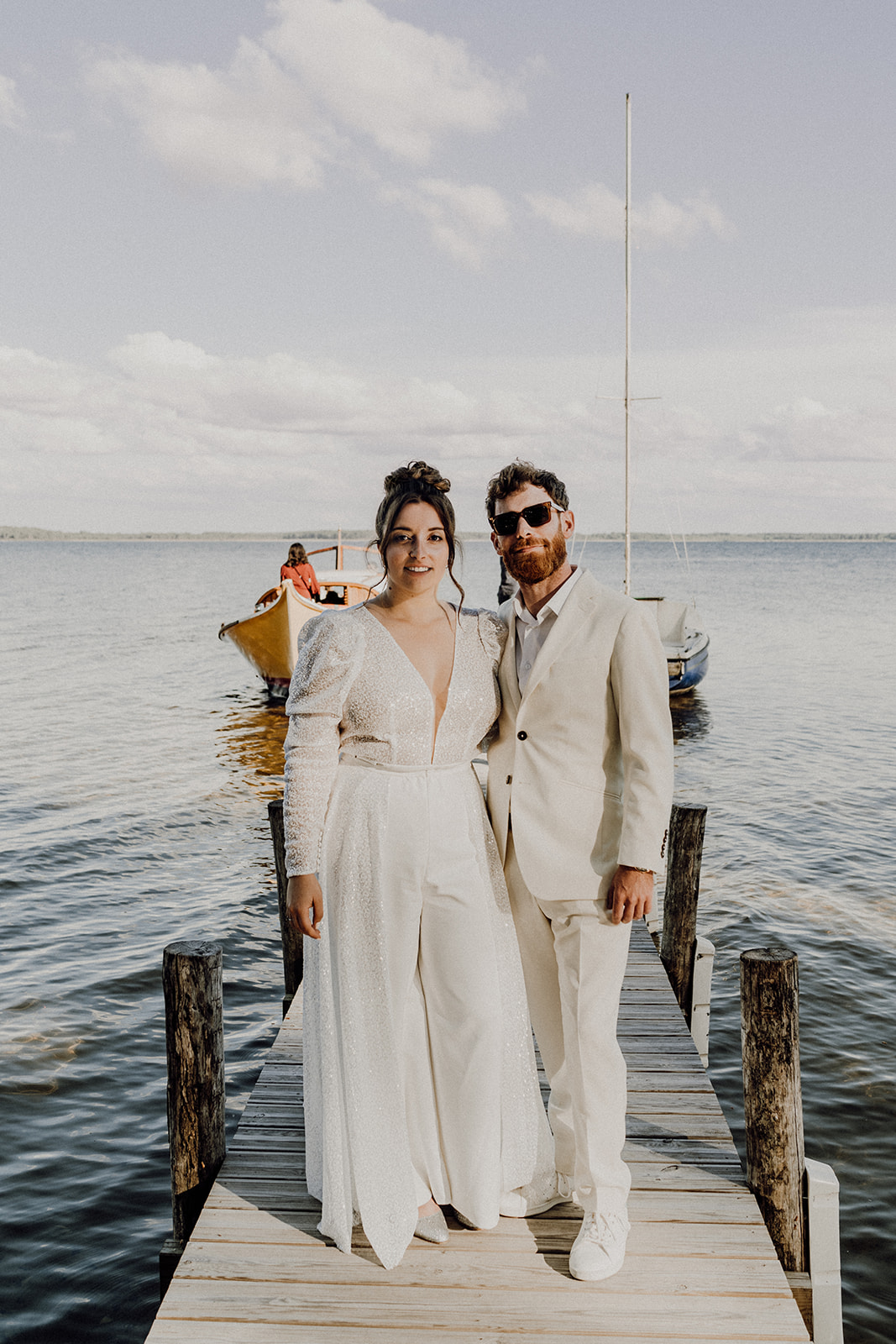 Couple marié civilement dans un bateau à sur le lac de Lacanau.