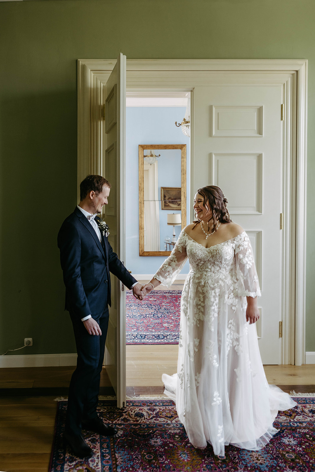 Herzergreifender Moment: Braut und Bräutigam sehen sich zum ersten Mal an diesem besonderen Tag im Schloss Jägersburg.