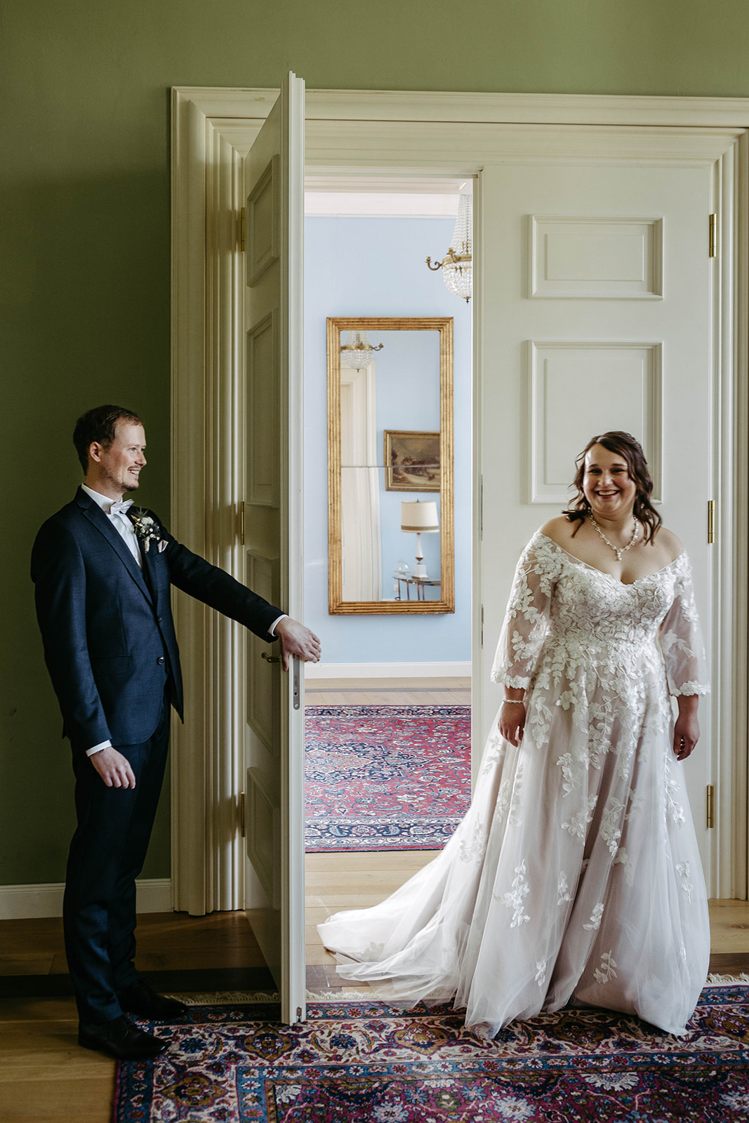 Herzerwärmender Augenblick: Die Braut steht hinter der geöffneten Tür, während der Bräutigam sie zum 1. Mal sehen wird.