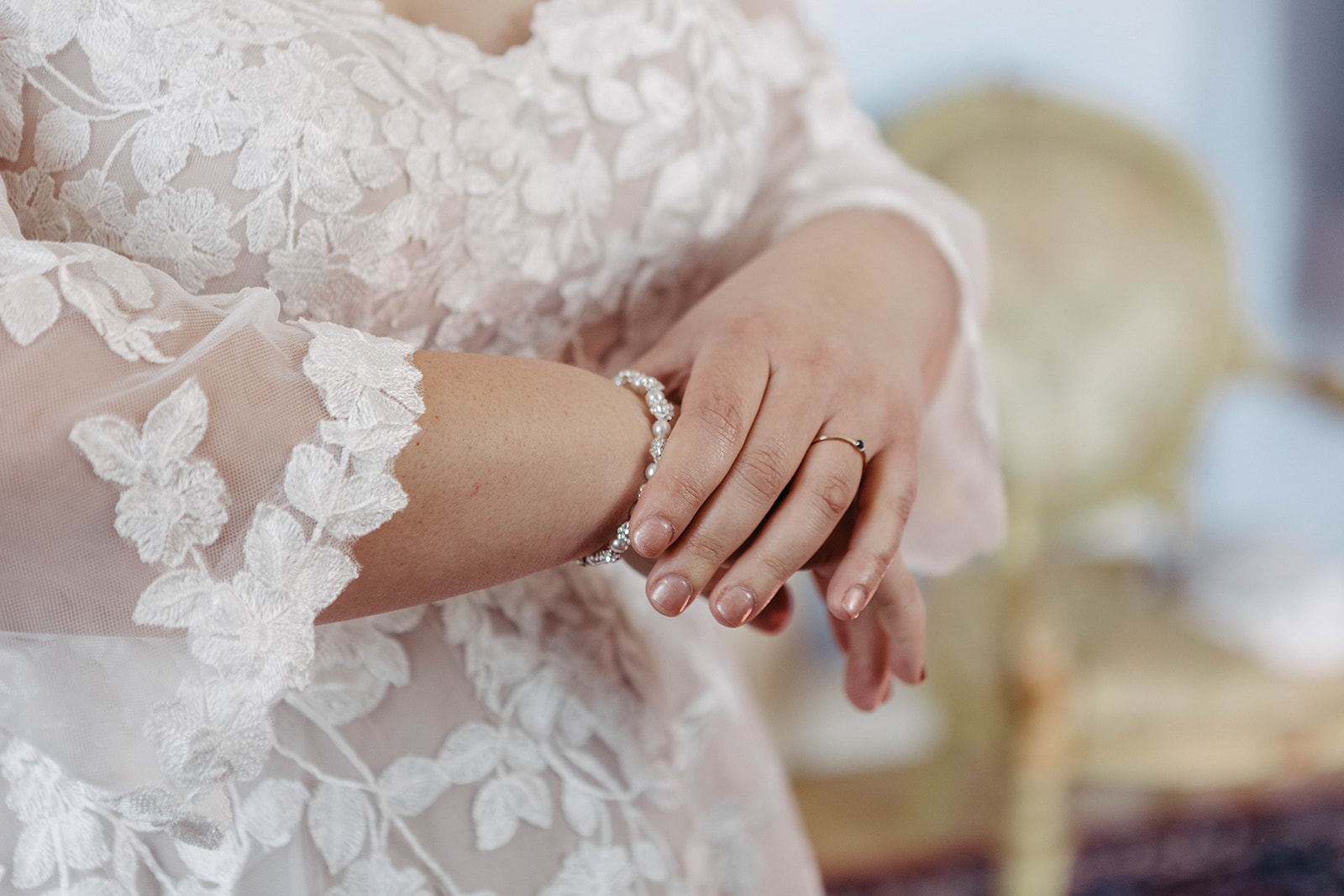 Braut ziert sich mit filigranem Armband – charmantes Detail für ihre festliche Hochzeit im Schloss Jägersburg