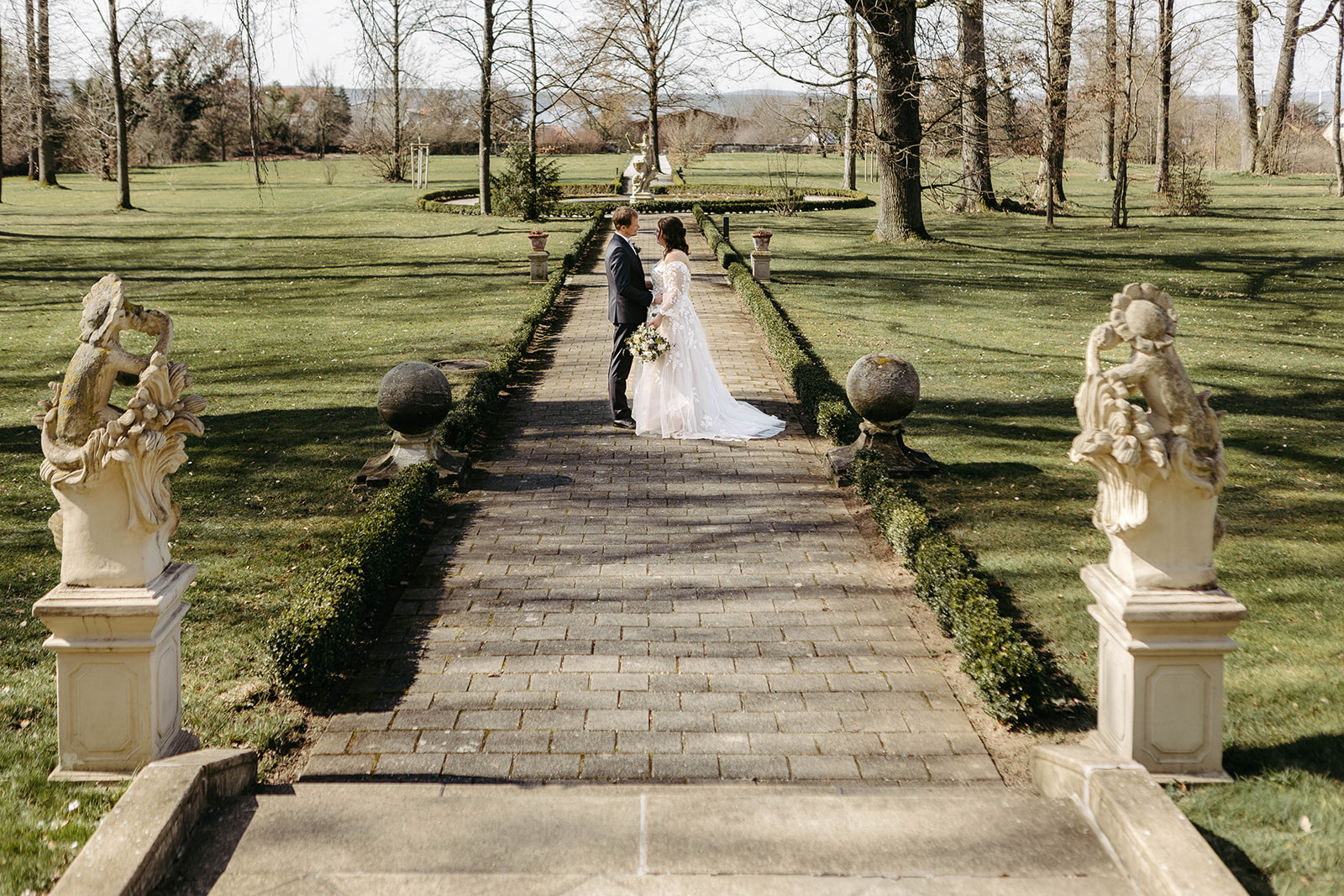 Romantische Kulisse: Das Paar verbringt liebevolle Augenblicke im idyllischen Schlossgarten