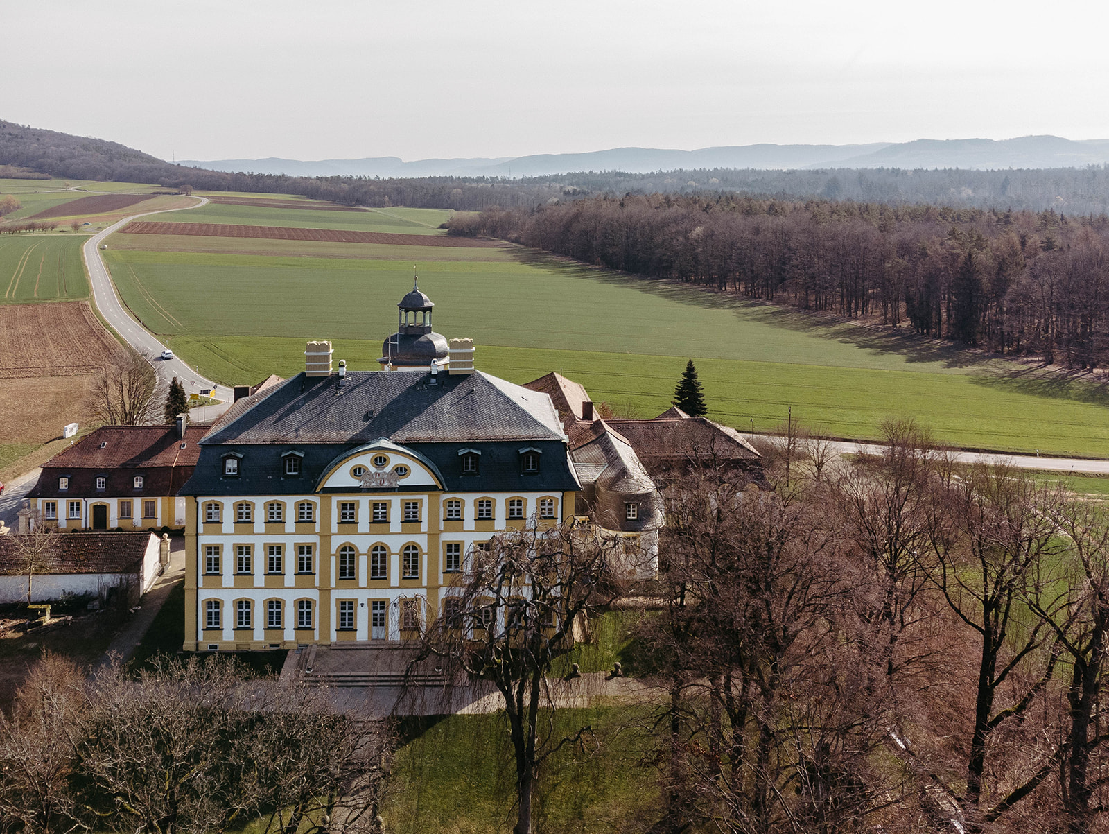Ein beeindruckender Anblick des Schlosses Jägersburg, umhüllt von zeitloser Eleganz und historischem Charme.