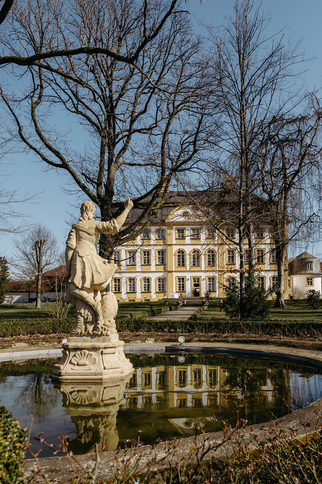 Bild zeigt das majestätische Schloss Jägersburg, eine traumhafte Kulisse für unvergessliche und romantische Hochzeiten.