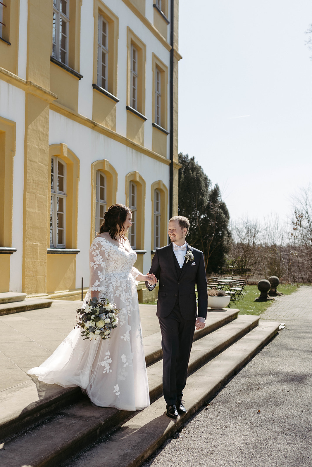 Verliebte Blicke: Hochzeitspaar inmitten der traumhaften Kulisse des Schlosses Jägersburg