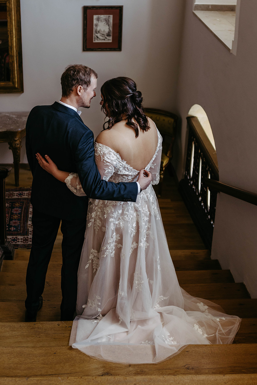 Magischer Abstieg: Das Hochzeitspaar geht die Treppe im Schloss Jägersburg hinunter – begleitet von Glücksmomenten