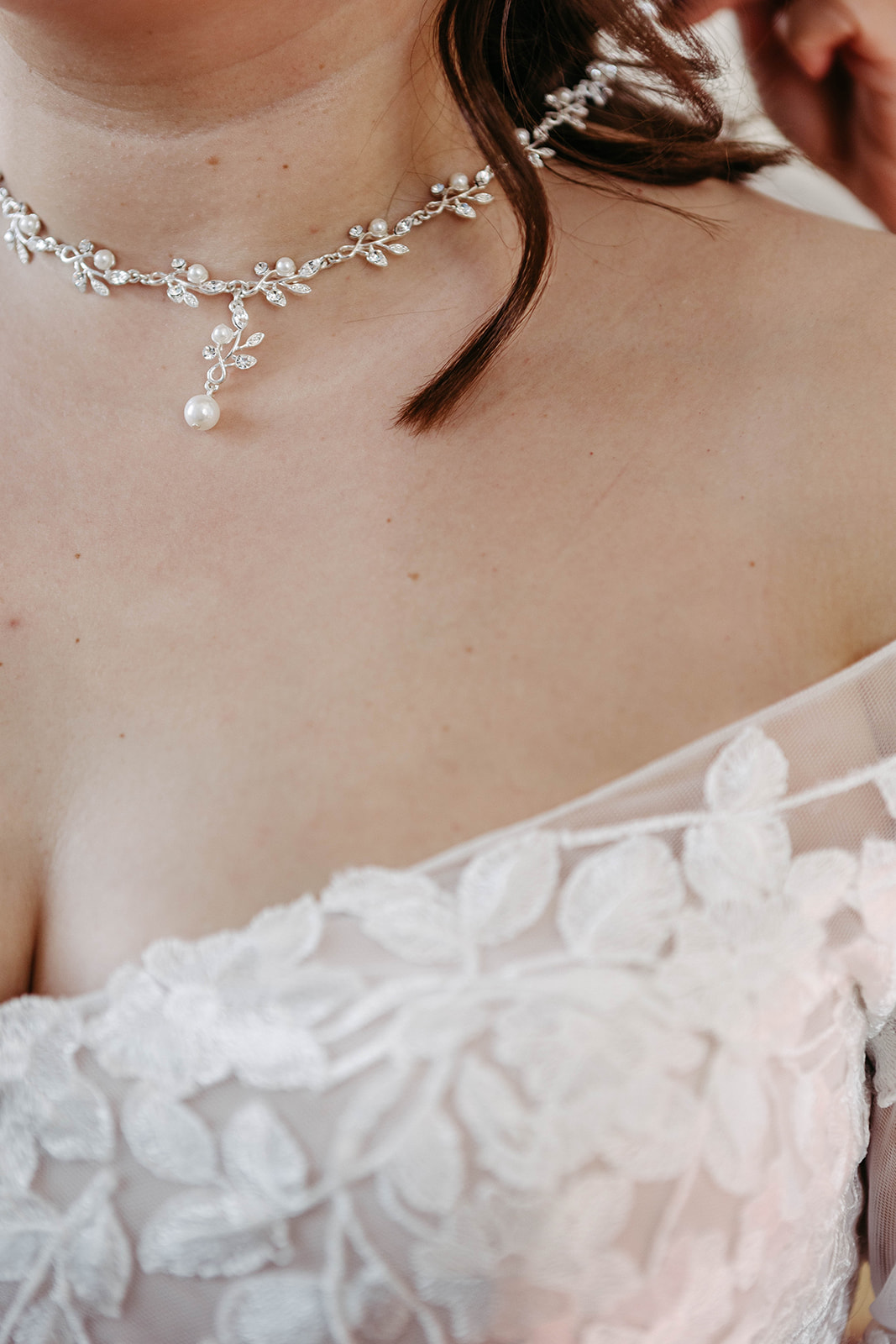 Halskette schmückt die Braut – zeitloser Glanz für ihre Hochzeit im zauberhaften Schloss Jägersburg