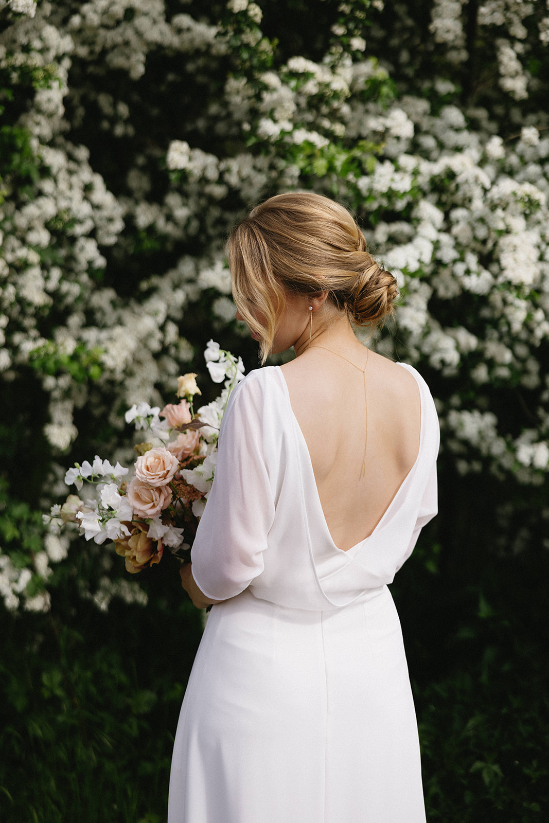 Bride's stunning minimalist bridal hairstyle