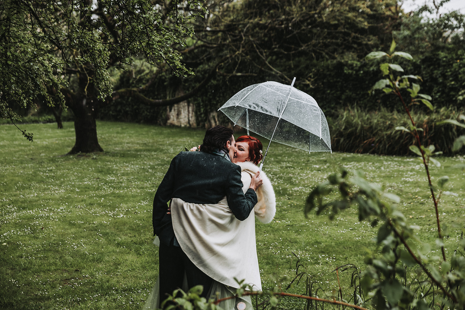 wedding photos with umbrella in the rain
