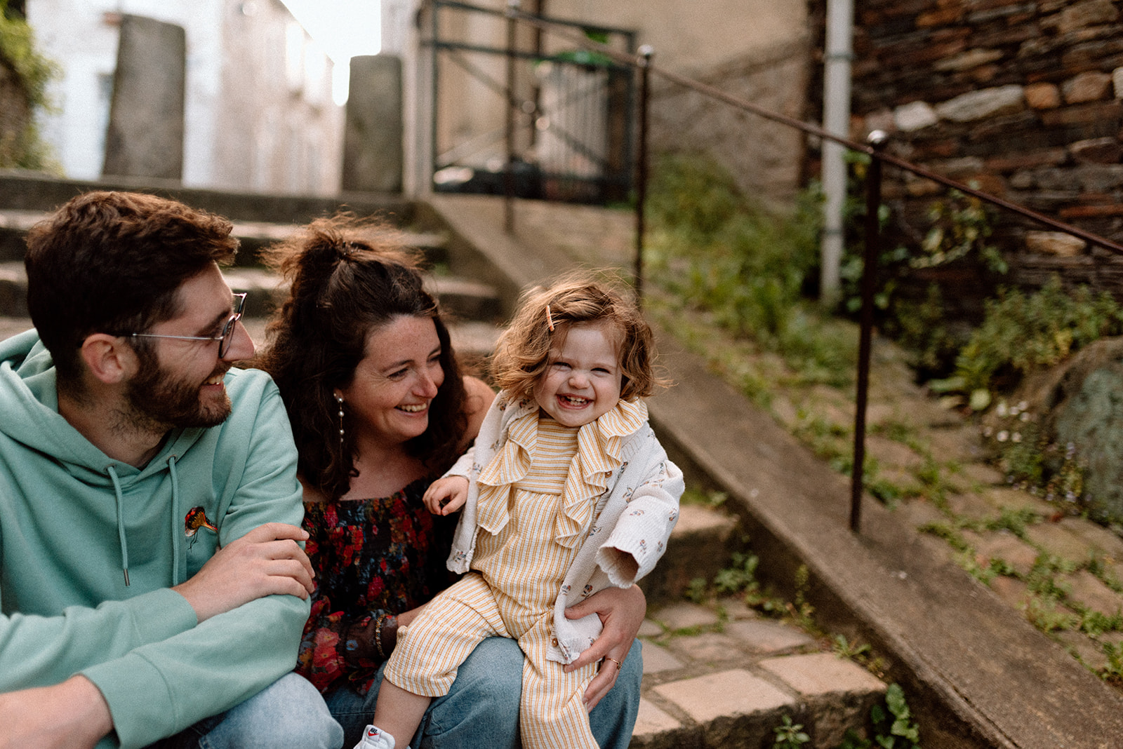 Moment tendresse en famille lors d'une séance dans les vieilles rues d'Angers.