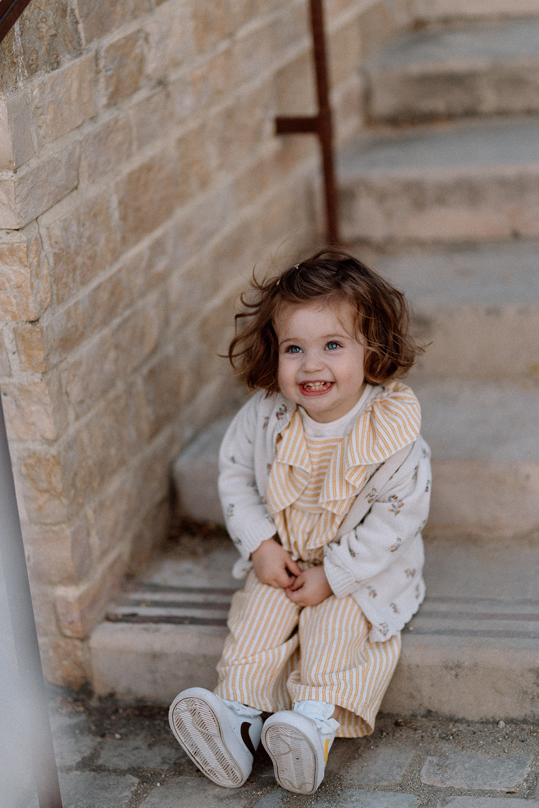 Sourire d'une petite fille heureuse lors d'une séance photo à Angers.