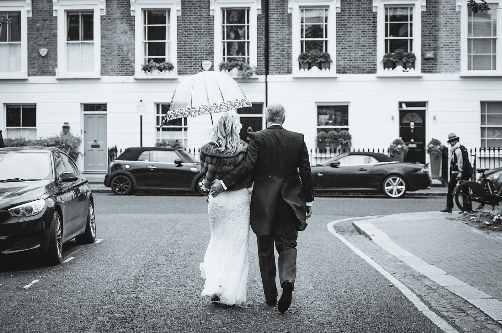 Beautiful portrait of Lindsay and David walking through the streets of London